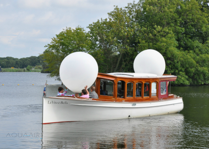 Ballonverstrooiing vanaf een salonboot op de vecht